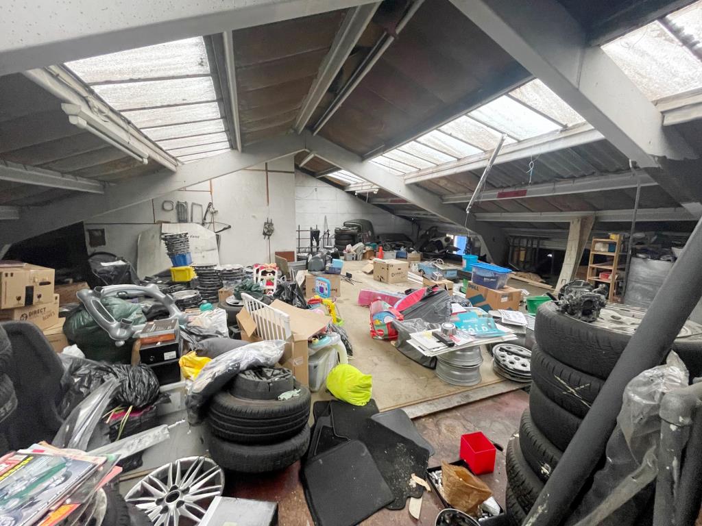 Lot: 129 - FREEHOLD GARAGE AND FORECOURT WITH POTENTIAL - 